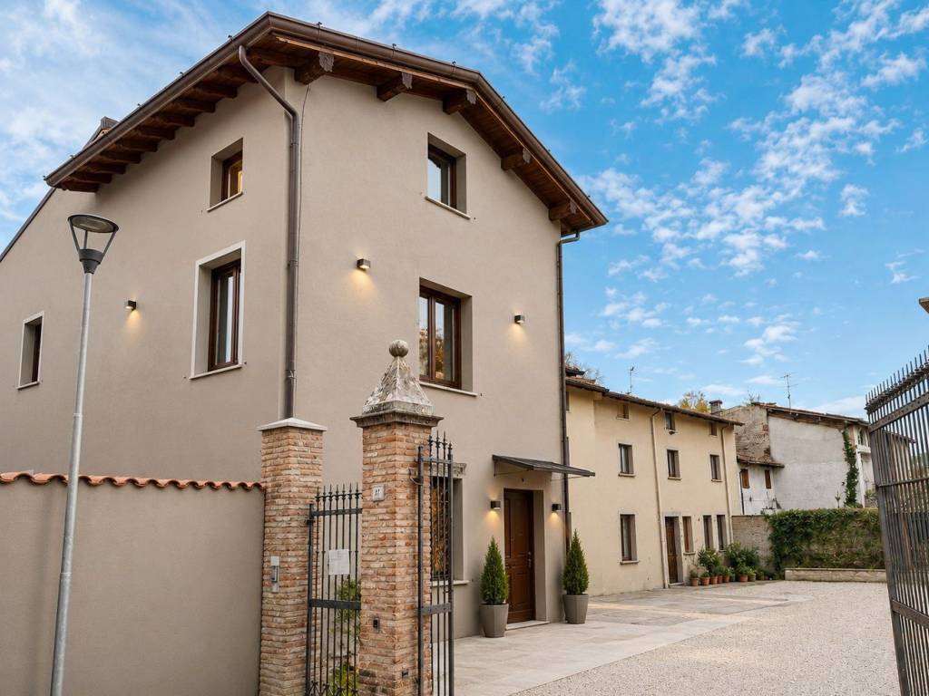 casa indipendente in vendita a Lonato del Garda