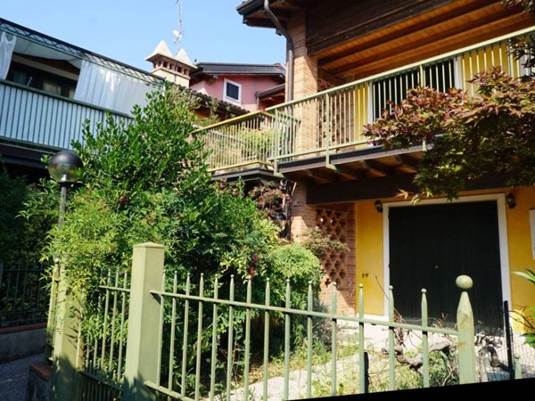 casa indipendente in vendita a Lonato del Garda in zona Malocco