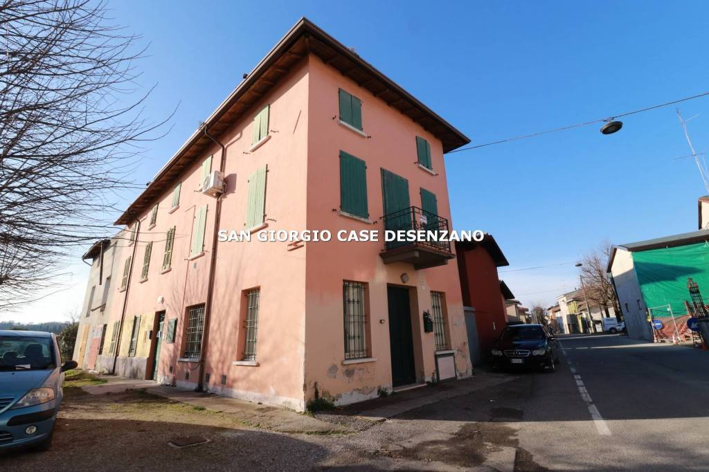 casa indipendente in vendita a Lonato del Garda in zona Centenaro