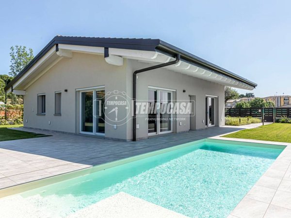 casa indipendente in vendita a Lonato del Garda in zona Salera