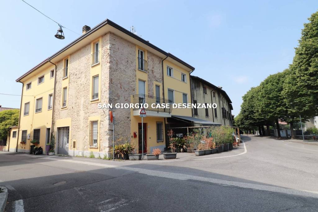 casa indipendente in vendita a Lonato del Garda in zona Esenta