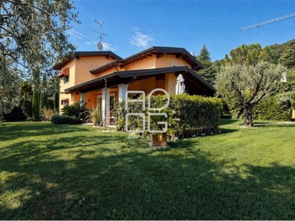 casa indipendente in vendita a Lonato del Garda in zona Barcuzzi
