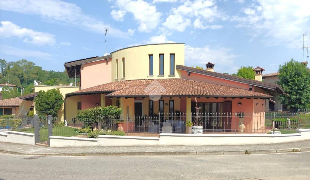 casa indipendente in vendita a Lonato del Garda in zona Esenta