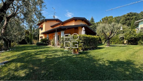 casa indipendente in vendita a Lonato del Garda in zona Barcuzzi