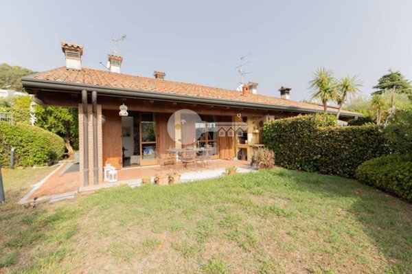 casa indipendente in vendita a Lonato del Garda in zona Barcuzzi