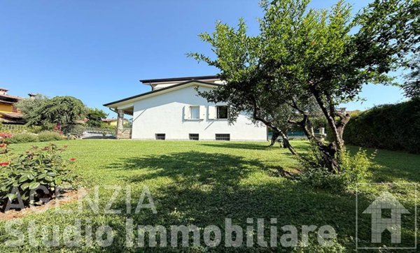 casa indipendente in vendita a Lonato del Garda in zona Lido