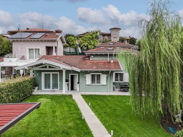 casa indipendente in vendita a Lonato del Garda in zona Sedena