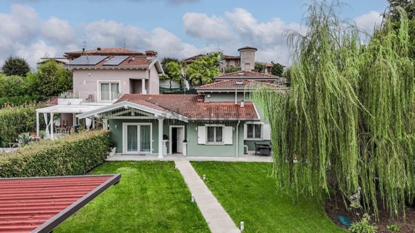 casa indipendente in vendita a Lonato del Garda in zona Sedena