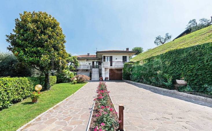 casa indipendente in vendita a Lonato del Garda in zona Castel Venzago