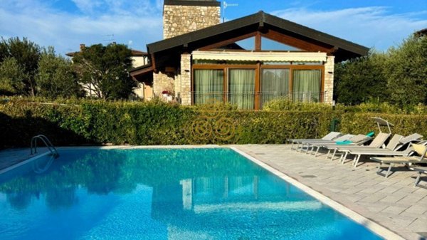 casa indipendente in vendita a Lonato del Garda in zona Centenaro