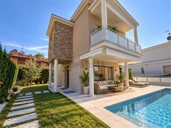 casa indipendente in vendita a Lonato del Garda in zona Barcuzzi