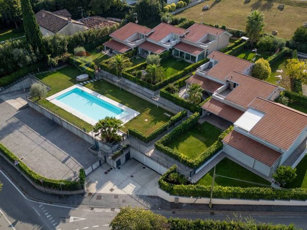 casa indipendente in vendita a Lonato del Garda in zona Barcuzzi
