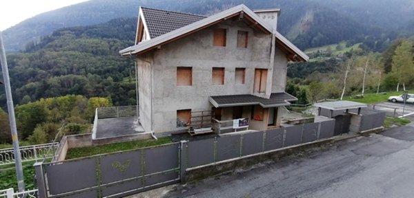casa indipendente in vendita a Lozio in zona Villa