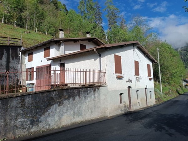 casa indipendente in vendita a Lozio in zona Villa