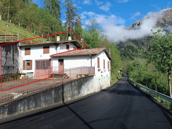 casa indipendente in vendita a Lozio in zona Villa