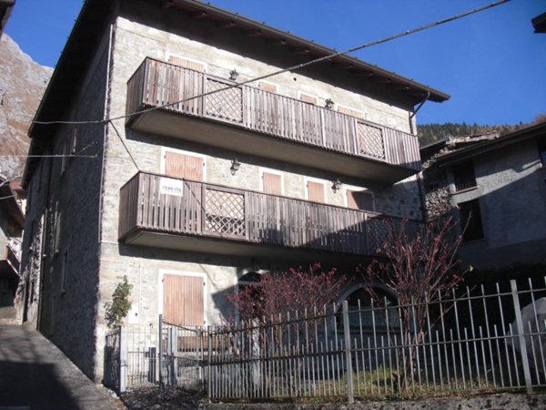 casa indipendente in vendita a Lozio in zona Sommaprada