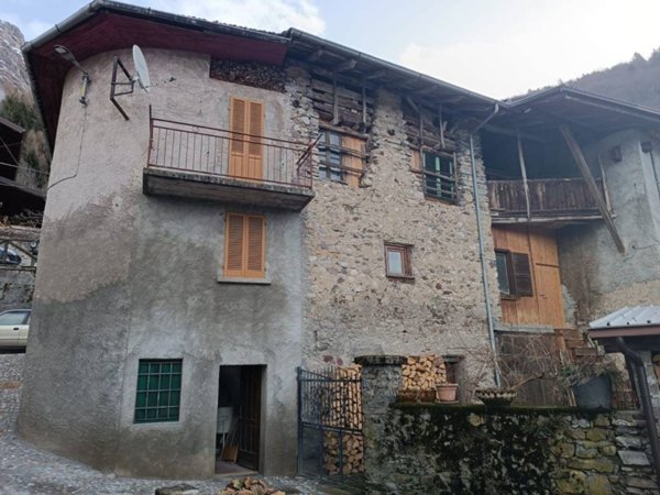 casa indipendente in vendita a Lozio in zona Sommaprada