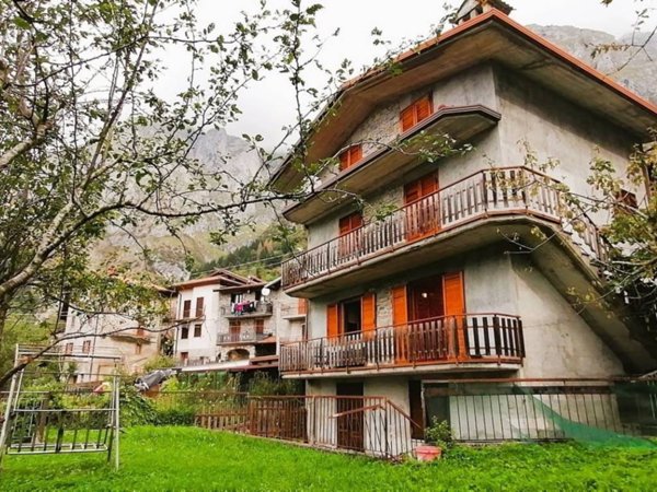 casa indipendente in vendita a Lozio in zona Villa