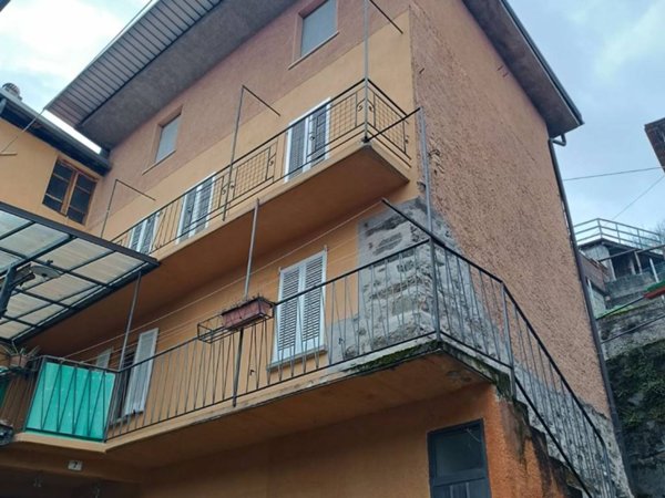 casa indipendente in vendita a Lozio in zona Laveno