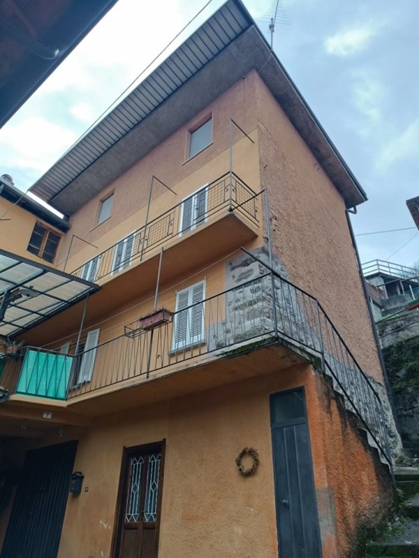 casa indipendente in vendita a Lozio in zona Laveno