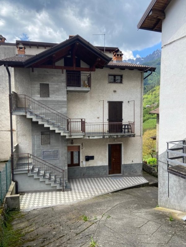 casa indipendente in vendita a Lozio in zona Villa