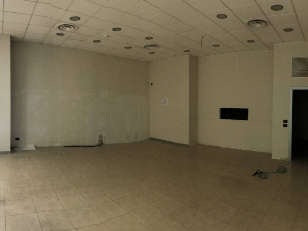 negozio in vendita a Maclodio