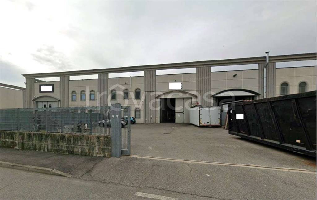 locale commerciale in vendita a Maclodio