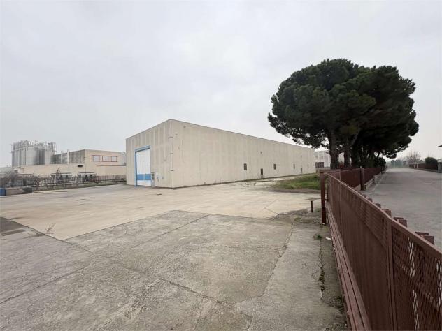locale commerciale in vendita a Maclodio