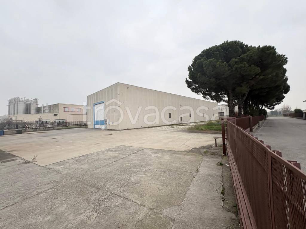locale commerciale in vendita a Maclodio