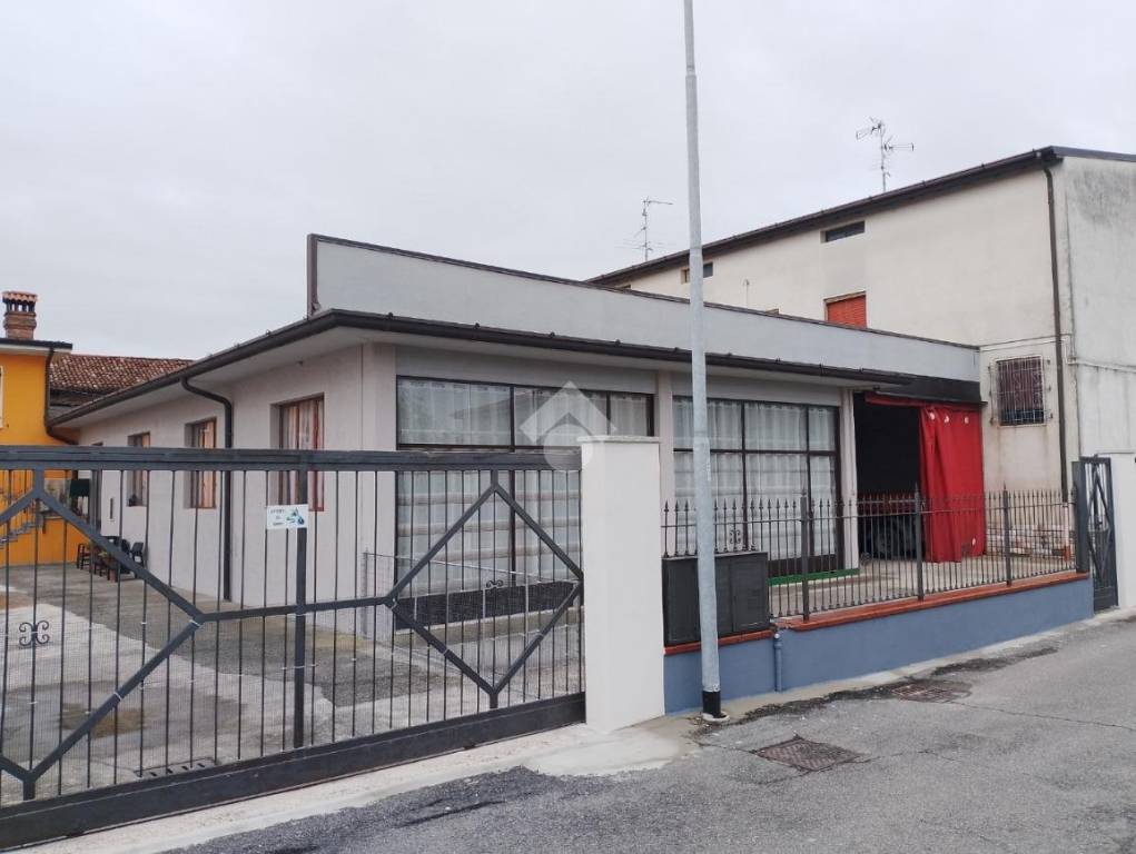 locale commerciale in vendita a Mairano