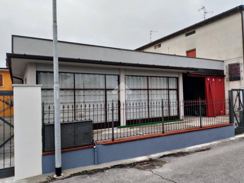 locale commerciale in vendita a Mairano