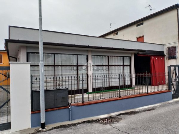 locale commerciale in vendita a Mairano