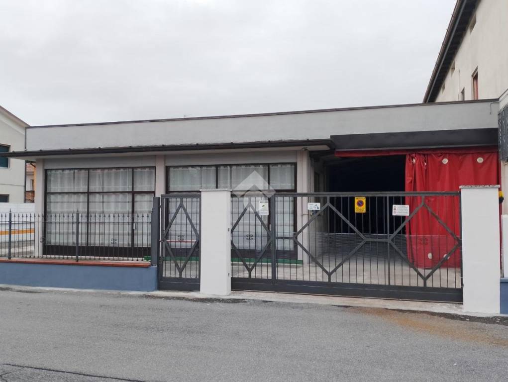 locale commerciale in vendita a Mairano