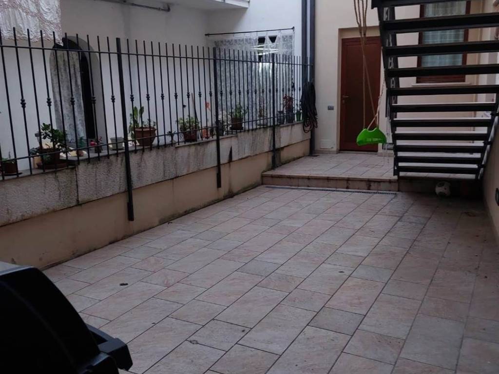 casa indipendente in vendita a Manerba del Garda in zona Solarolo