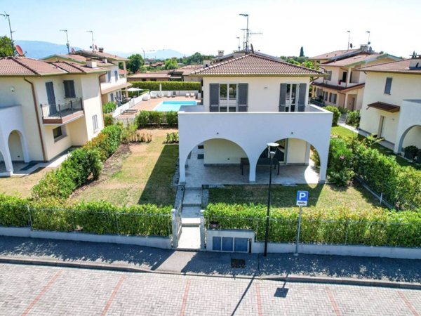 casa indipendente in vendita a Manerba del Garda in zona Solarolo