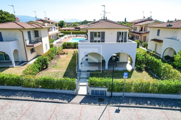 casa indipendente in vendita a Manerba del Garda in zona Solarolo