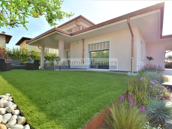 casa indipendente in vendita a Manerba del Garda in zona Solarolo