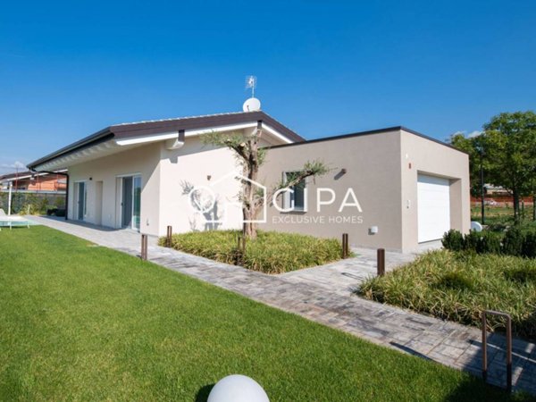 casa indipendente in vendita a Manerba del Garda in zona Solarolo