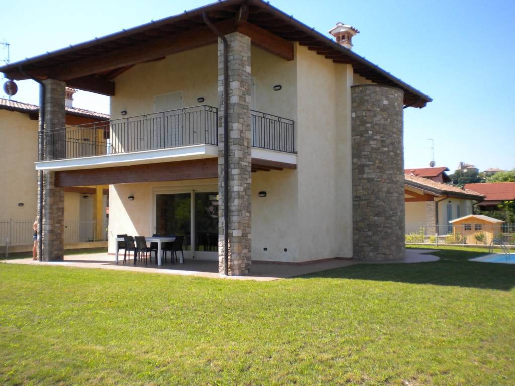 casa indipendente in vendita a Manerba del Garda in zona Solarolo