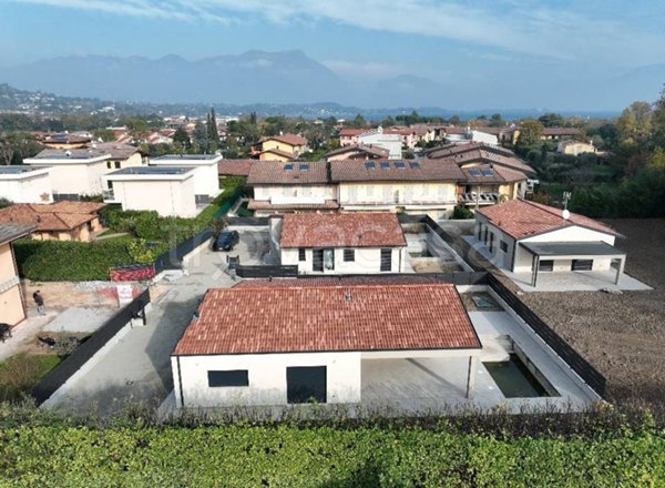 casa indipendente in vendita a Manerba del Garda in zona Pieve Vecchia