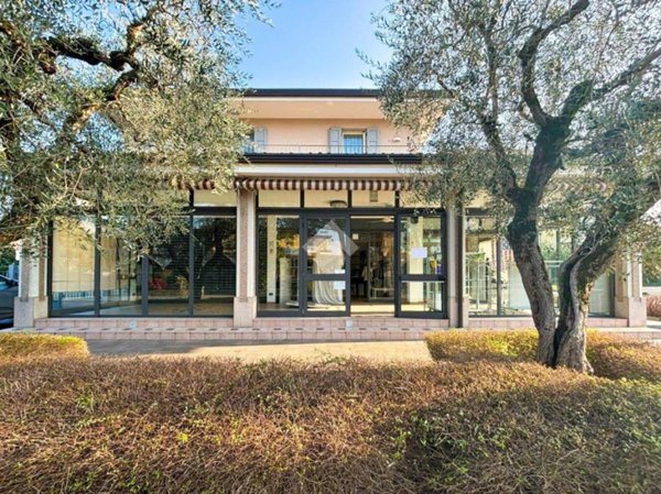 negozio in vendita a Manerba del Garda in zona Pieve Vecchia