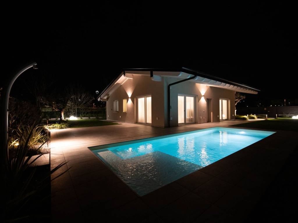 casa indipendente in vendita a Manerba del Garda in zona Solarolo