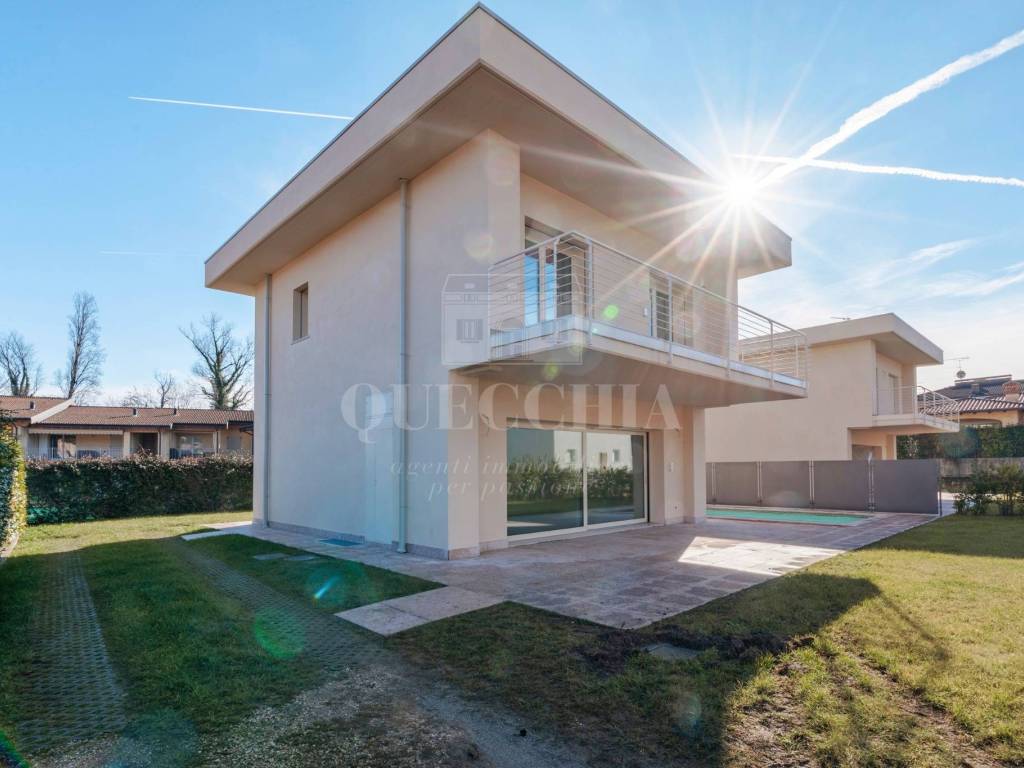 casa indipendente in vendita a Manerba del Garda in zona Pieve Vecchia