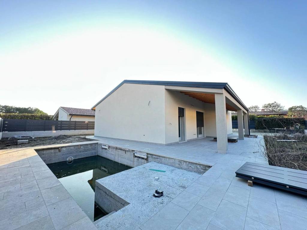 casa indipendente in vendita a Manerba del Garda in zona Pieve Vecchia