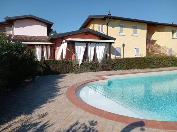 casa indipendente in vendita a Manerba del Garda in zona Solarolo