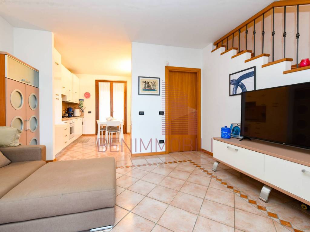 casa indipendente in vendita a Manerba del Garda in zona Solarolo