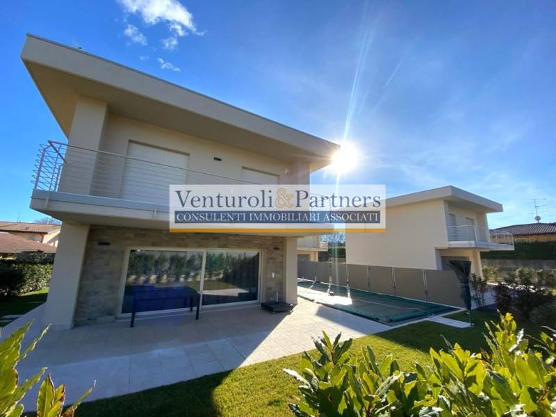 casa indipendente in vendita a Manerba del Garda in zona Montinelle
