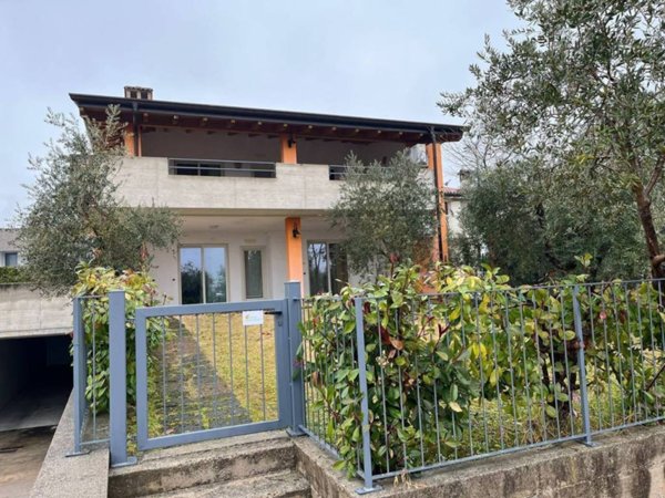 casa indipendente in vendita a Manerba del Garda in zona Pieve Vecchia