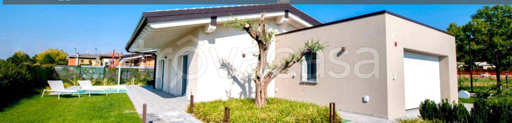 casa indipendente in vendita a Manerba del Garda in zona Solarolo