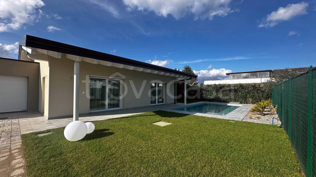 casa indipendente in vendita a Manerba del Garda in zona Solarolo